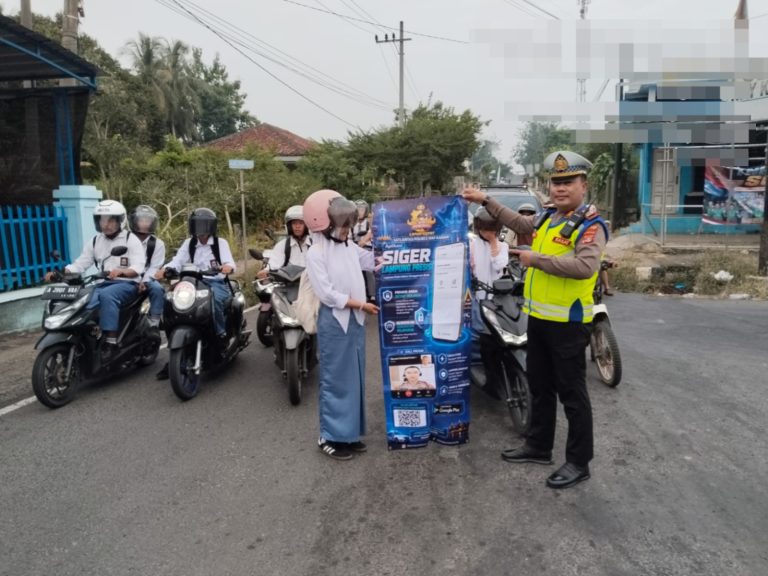 Kasat Lantas Polres Way Kanan bersama personel memberikan sosialisasi aplikasi Siger Lampung Presisi kepada pengguna jalan di Simpang 4 Negeri Baru.