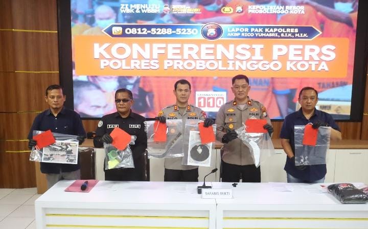 Kapolres Probolinggo Kota menunjukkan barang bukti kasus pelemparan bondet di kawasan Mayangan.