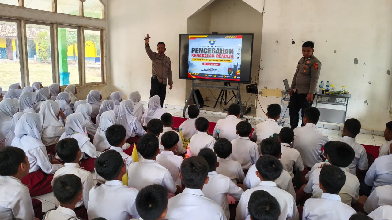 Personel Satbinmas Polres Way Kanan memberikan edukasi kepada siswa SMP Negeri 5 Blambangan Umpu melalui program Police Goes to School.