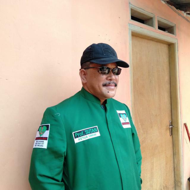 Prof. Dr. KH. Sutan Nasomal, S.H., M.H., tokoh hukum, akademisi, dan pengasuh Pondok Pesantren ASS SAQWA Plus.