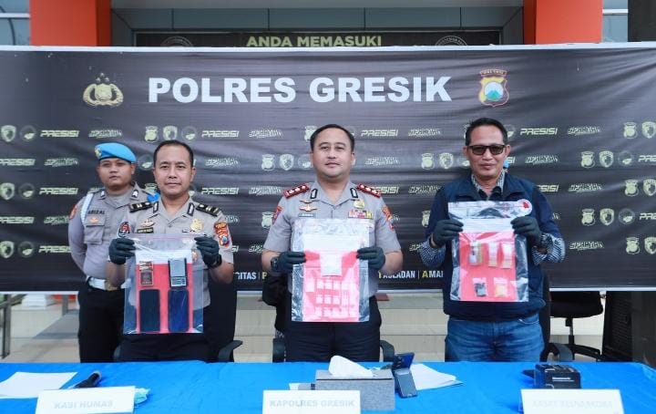 Kapolres Gresik menunjukkan barang bukti sabu hasil pengungkapan peredaran narkoba sistem ranjau.