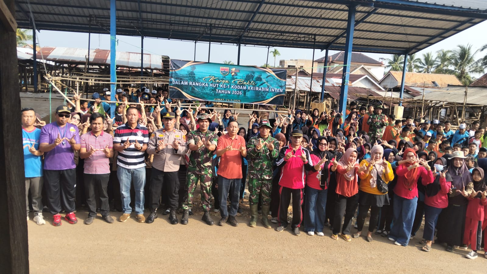 Kegiatan Karya Bakti HUT Ke-1 Kodam XXI Radin Inten di Rebang Tangkas bersama TNI, Polri, pemerintah daerah, pelajar dan masyarakat.