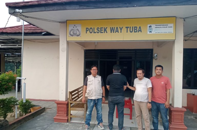Personel Polsek Way Tuba mengamankan terduga pelaku penipuan rekrutmen kerja di Stasiun Kereta Api Way Tuba.