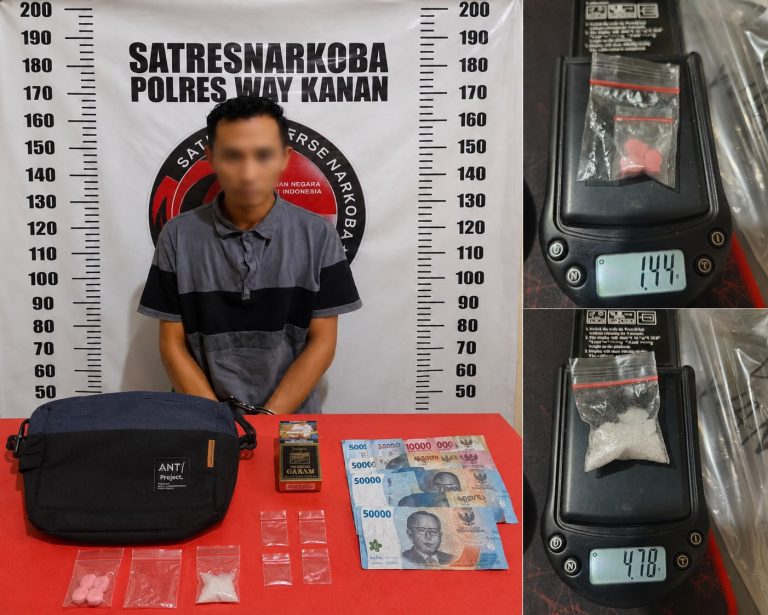 Satresnarkoba Polres Way Kanan menunjukkan barang bukti sabu dan ekstasi hasil pengungkapan kasus narkotika di Baradatu.
