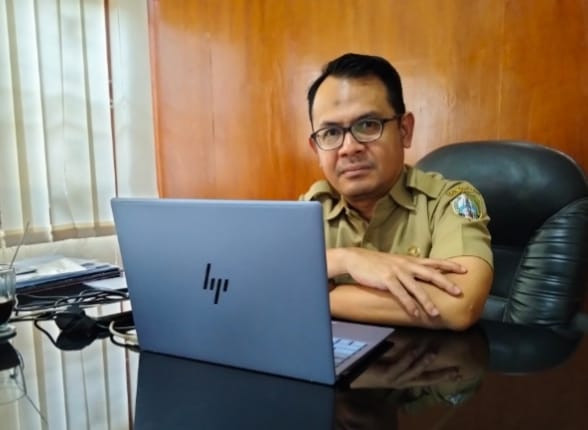 Kepala Bidang Perencanaan, Pengendalian, dan Evaluasi (Rendalev) Pembangunan Daerah Bappelitbangda Kabupaten Sampang, Reza Bayu Julianto, saat memberikan keterangan mengenai capaian pembangunan Kabupaten Sampang tahun 2025.