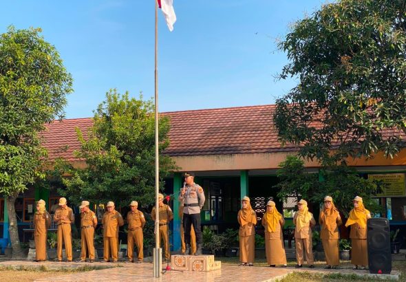 Polsek Negara Batin menggelar Police Goes To School di SMPN 1 Negara Batin dengan edukasi bahaya kenakalan remaja, narkoba, judi online, dan pentingnya disiplin.