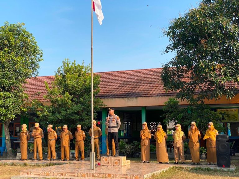 Polsek Negara Batin menggelar Police Goes To School di SMPN 1 Negara Batin dengan edukasi bahaya kenakalan remaja, narkoba, judi online, dan pentingnya disiplin.