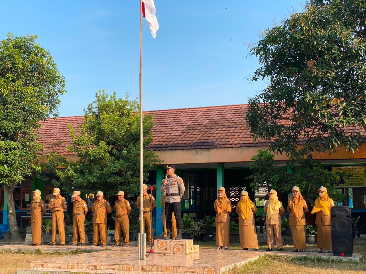 Polsek Negara Batin menggelar Police Goes To School di SMPN 1 Negara Batin dengan edukasi bahaya kenakalan remaja, narkoba, judi online, dan pentingnya disiplin.