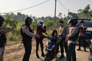 Personel Polres Way Kanan melaksanakan patroli preventif di jalur rawan curanmor.