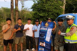 Petugas Satlantas Polres Way Kanan memberikan sosialisasi aplikasi Siger Lampung Presisi kepada pengguna jalan.