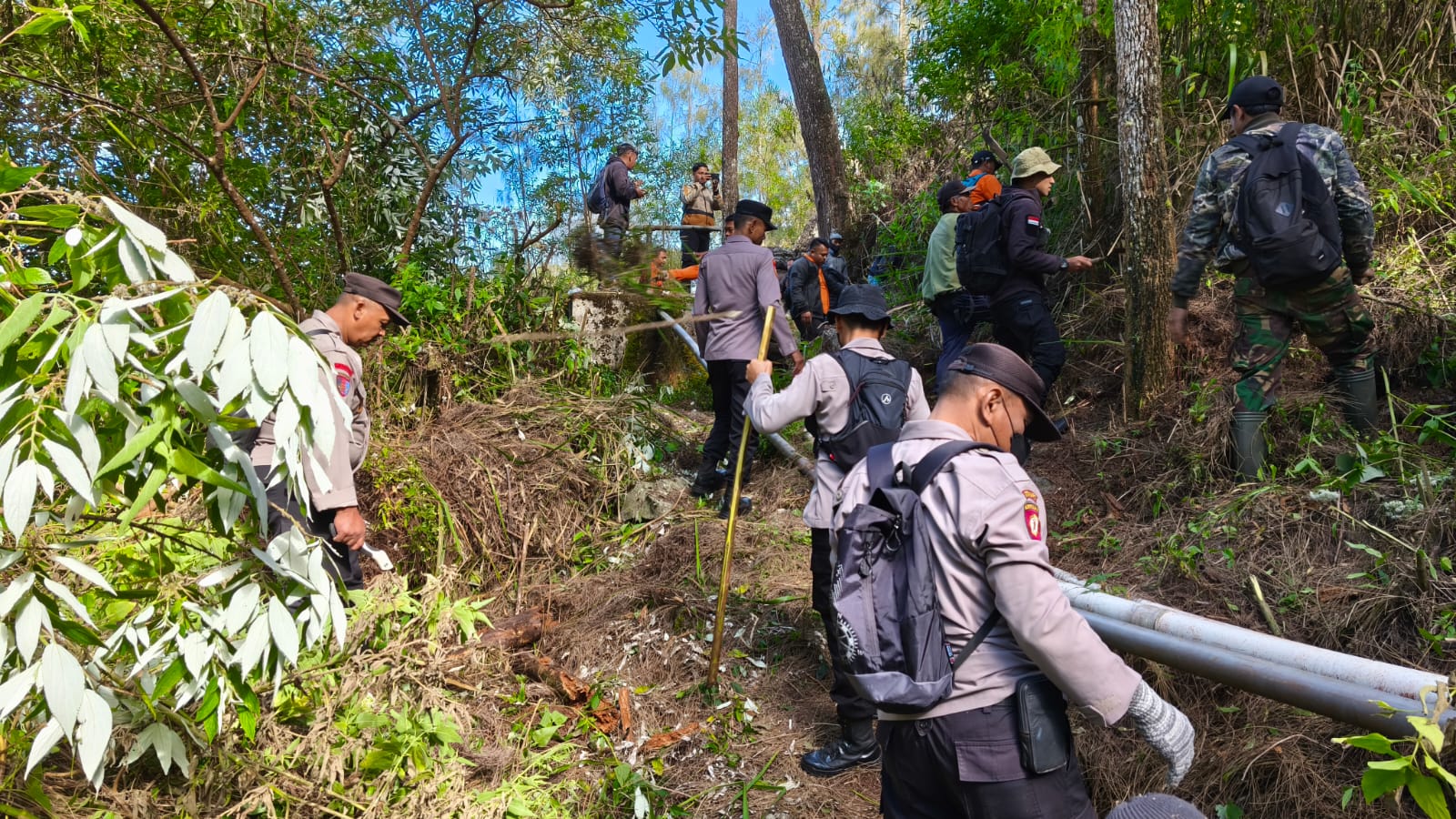 Personel Polres Magetan bersama Perhutani membuat ilaran api di kawasan hutan Cemorosewu sebagai upaya mitigasi Karhutla.