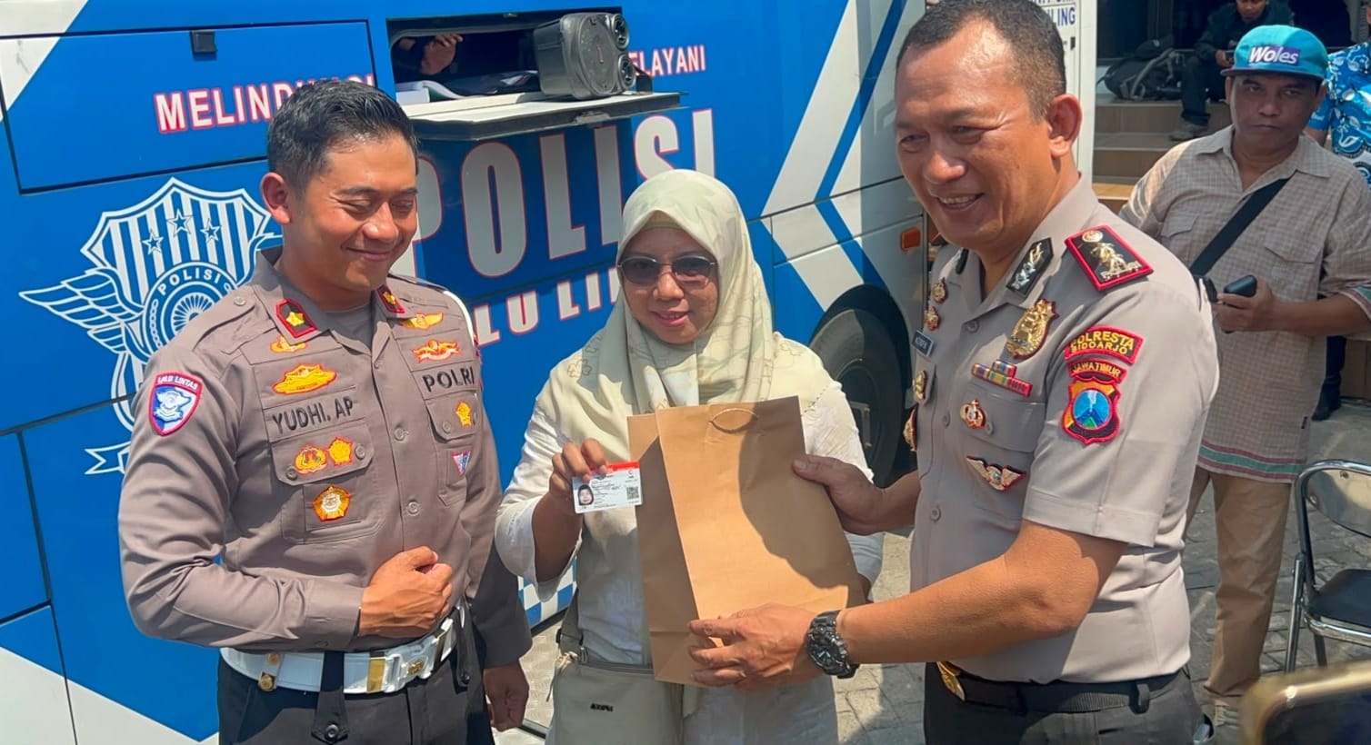 Wakapolresta Sidoarjo membuka layanan SIM Keliling 24 jam menyambut HUT RI ke-81 di Pos Lantas Taman Pinang Indah.