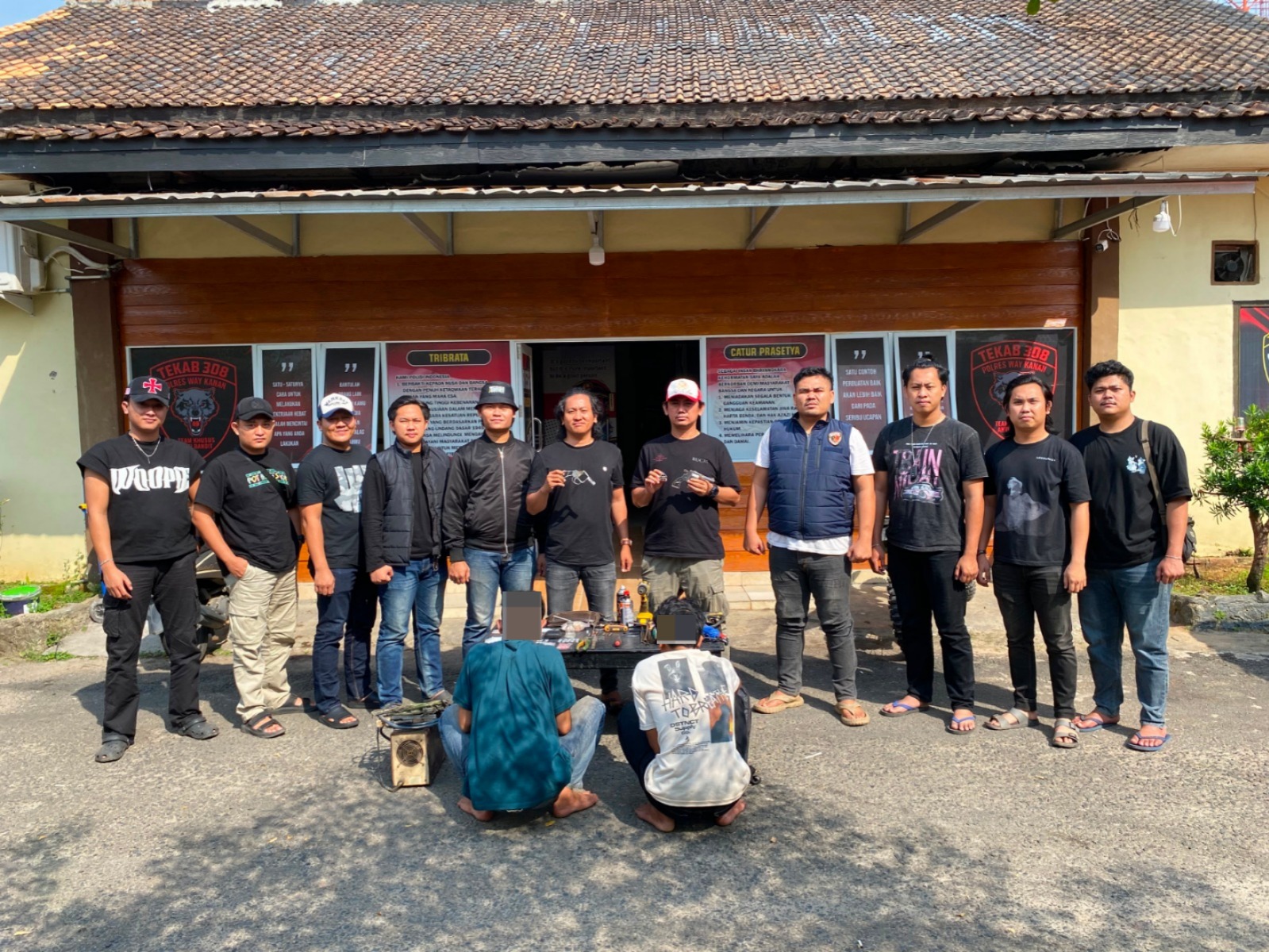 Kapolres Way Kanan menunjukkan barang bukti senjata api rakitan dan narkotika hasil pengungkapan kasus di Negara Batin.