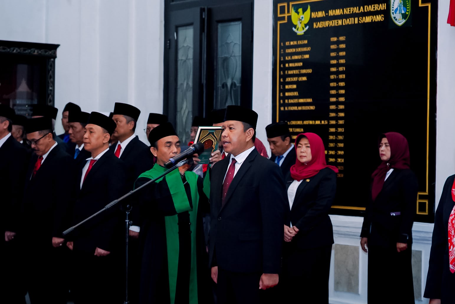 Bupati Slamet Junaidi melantik A Faisol Ansori sebagai Pj Sekda Sampang di Pendopo Trunojoyo.