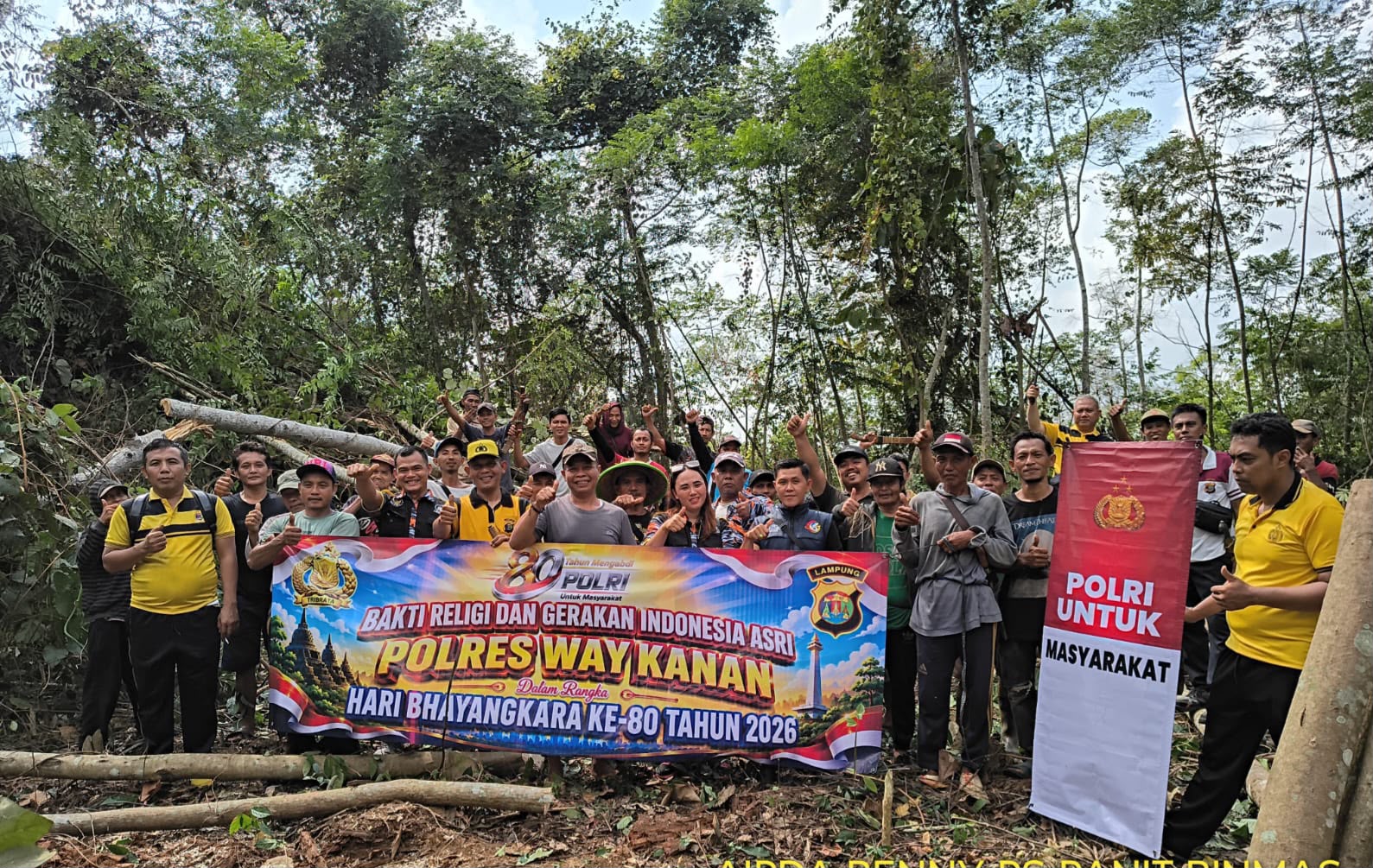 Personel Polsek Baradatu bersama masyarakat membersihkan Makam Tua Kampung Gedung Rejo di Way Kanan.