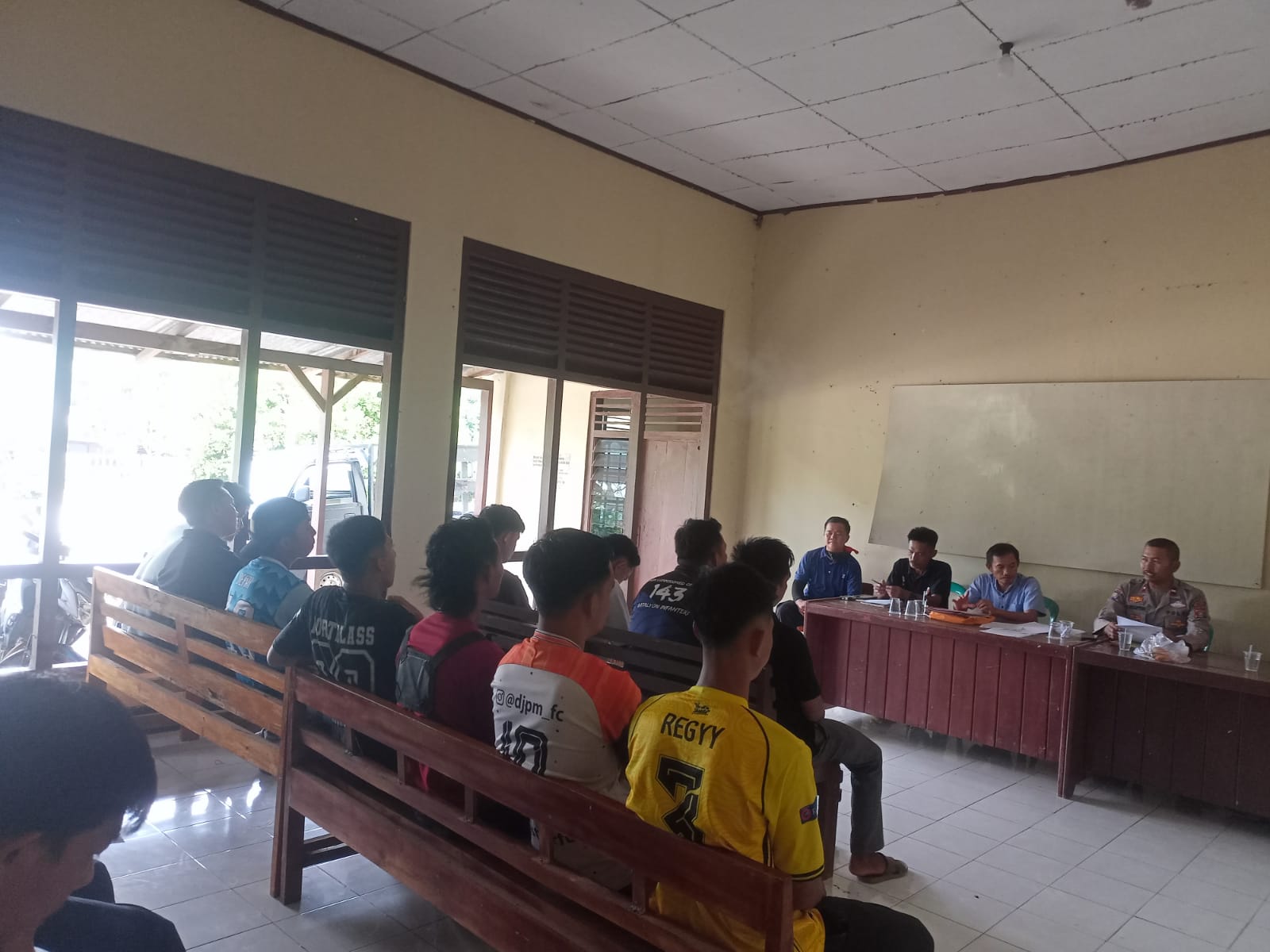Technical Meeting Turnamen Sepak Bola HUT RI ke-81 di Aula Polsek Kasui bersama panitia dan peserta.