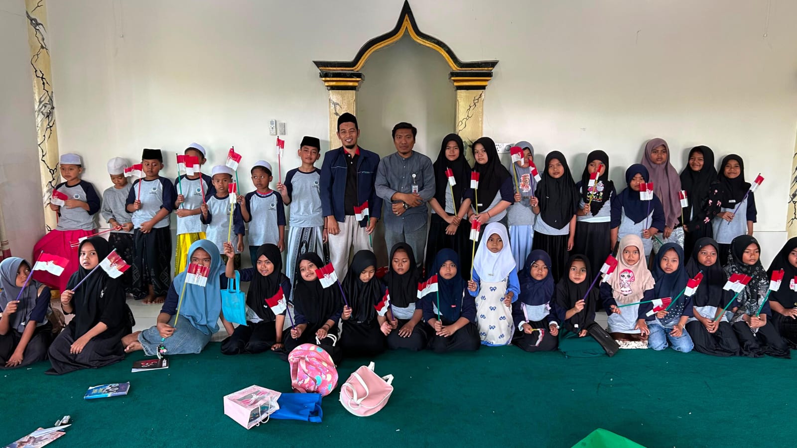 Hasan Rohmad Dewan Pendidikan Kabupaten Sampang memberikan dukungan terhadap pengembangan lembaga kursus komputer dan bahasa Inggris.