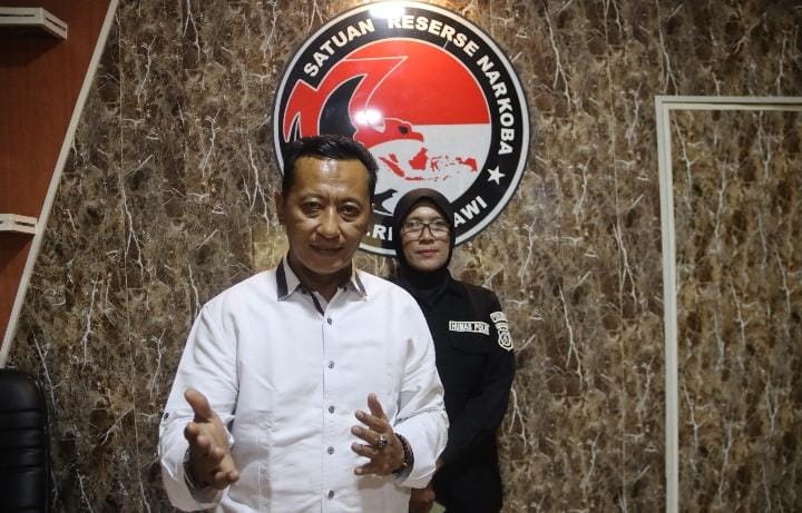 Kasatresnarkoba Polres Ngawi menunjukkan barang bukti pengungkapan kasus peredaran obat keras berbahaya.
