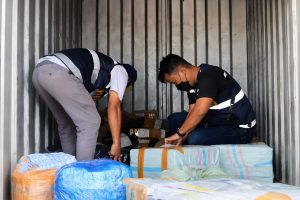 Petugas Bea Cukai Madura menunjukkan barang bukti rokok ilegal hasil penindakan.