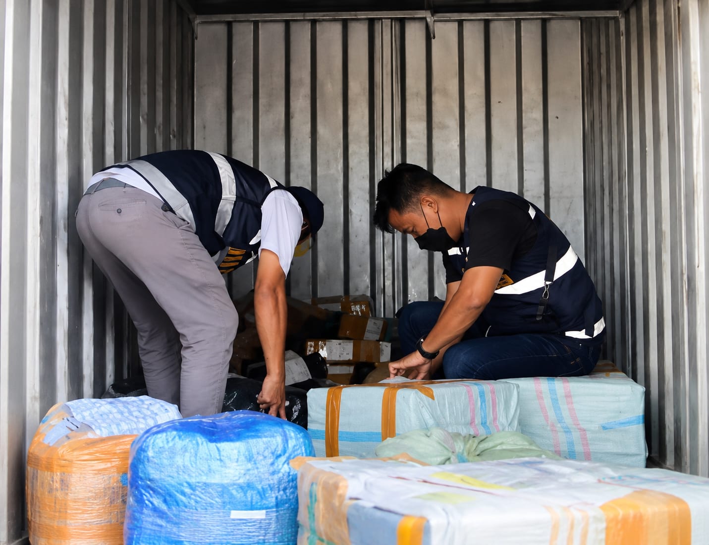 Petugas Bea Cukai Madura menunjukkan barang bukti rokok ilegal hasil penindakan.