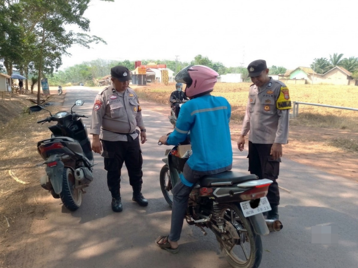 Personel Polsek Negara Batin melaksanakan patroli siang di wilayah Kecamatan Negara Batin, Kabupaten Way Kanan.