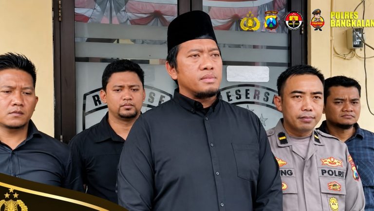 Konferensi pers Polres Bangkalan terkait penangkapan dua terduga pelaku spesialis pencurian kendaraan bermotor.
