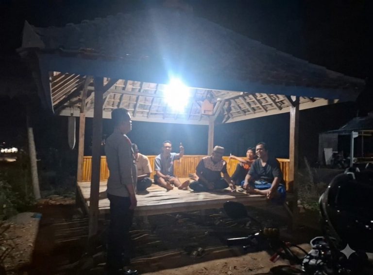 Personel Polsek Buay Bahuga melakukan pengecekan pos ronda malam di Kampung Bumi Harjo Kabupaten Way Kanan.