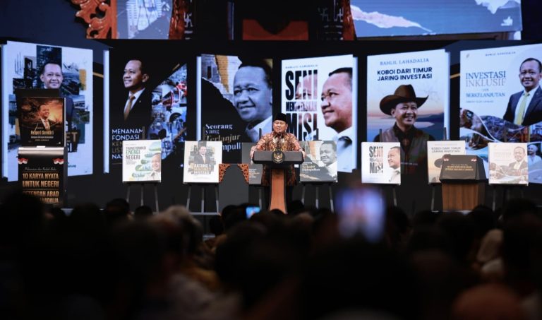 Presiden Prabowo Subianto menyampaikan capaian pembangunan jembatan dan sekolah