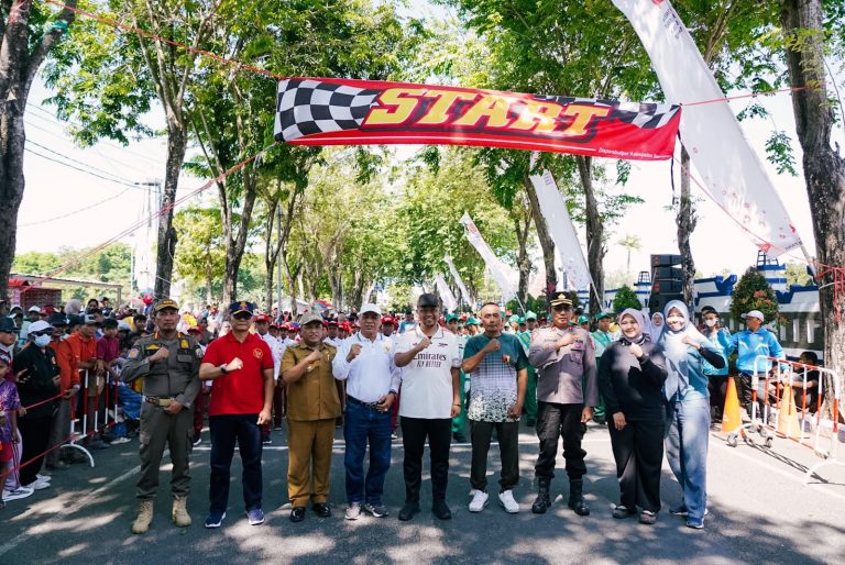 Peserta dan pejabat berfoto bersama pada kegiatan gerak jalan HUT ke-81 RI di Sampang
