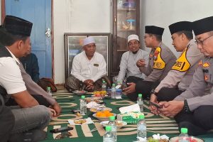 Kapolres Sampang menyerahkan bantuan air bersih untuk Ponpes Miftahut Thullab dan warga Kedungdung