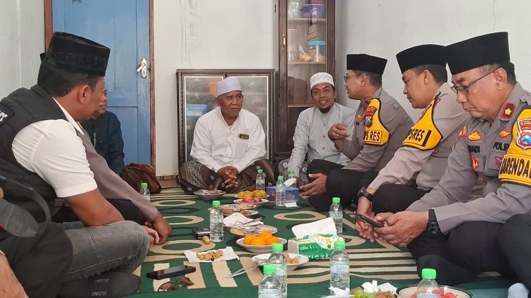 Kapolres Sampang menyerahkan bantuan air bersih untuk Ponpes Miftahut Thullab dan warga Kedungdung