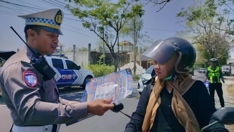 Satlantas Polres Sampang membagikan brosur keselamatan berkendara kepada pengguna jalan