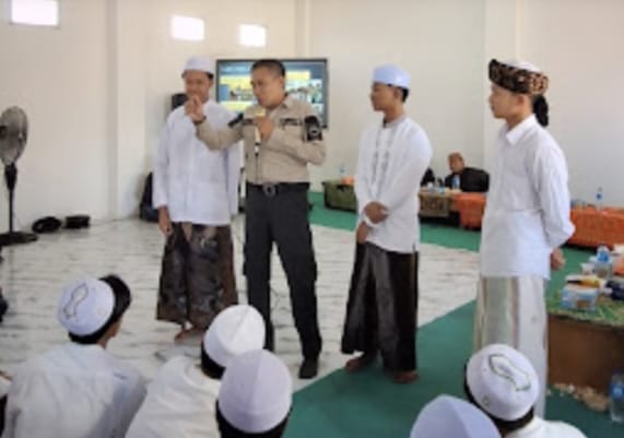 Santri Ponpes At-Taroqqi Sampang mengikuti sosialisasi PESTANA dan simulasi gempa bumi