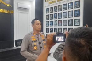 Polres Lumajang mengamankan tiga tersangka dugaan pencurian berkedok investasi fiktif Rp1 miliar