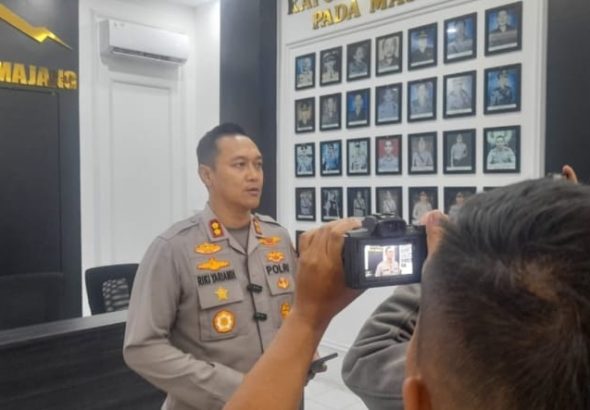 Polres Lumajang mengamankan tiga tersangka dugaan pencurian berkedok investasi fiktif Rp1 miliar