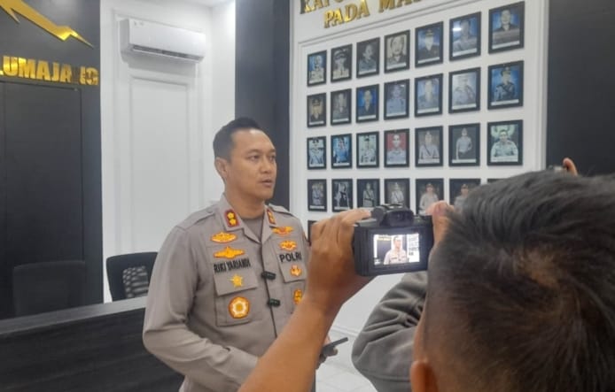 Polres Lumajang mengamankan tiga tersangka dugaan pencurian berkedok investasi fiktif Rp1 miliar