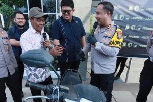 Kapolres Gresik menyerahkan kembali sepeda motor hasil ungkap kasus curanmor kepada petani Balongpanggang