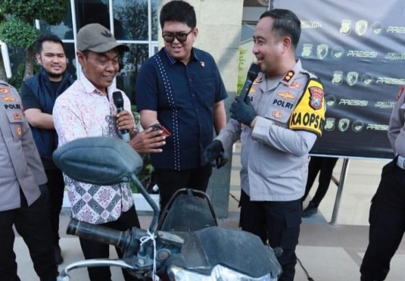 Kapolres Gresik menyerahkan kembali sepeda motor hasil ungkap kasus curanmor kepada petani Balongpanggang