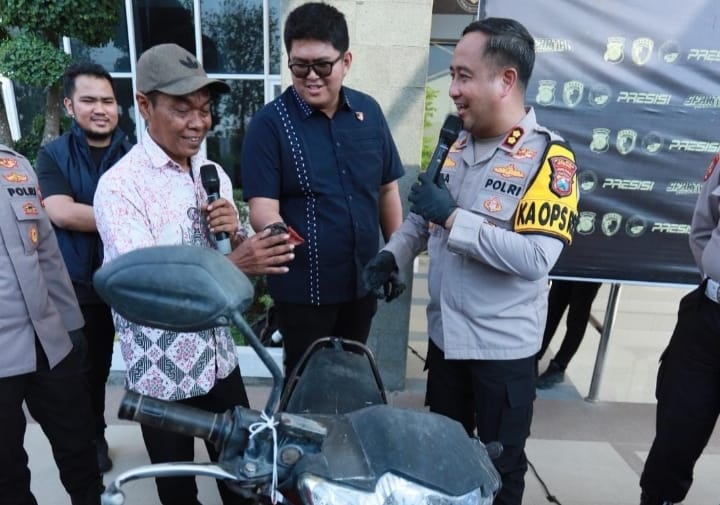 Kapolres Gresik menyerahkan kembali sepeda motor hasil ungkap kasus curanmor kepada petani Balongpanggang
