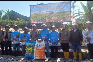 Polres Pasuruan mengikuti penanaman bawang putih serentak di Desa Tlogosari untuk mendukung swasembada pangan