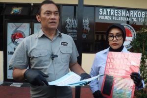 Polres Pelabuhan Tanjung Perak mengamankan residivis pengedar sabu dan menyita 89,81 gram narkotika