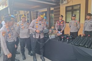 Kapolres Sampang AKBP Anang Hardiyanto memeriksa peralatan usai Apel Kesiapan Harkamtibmas