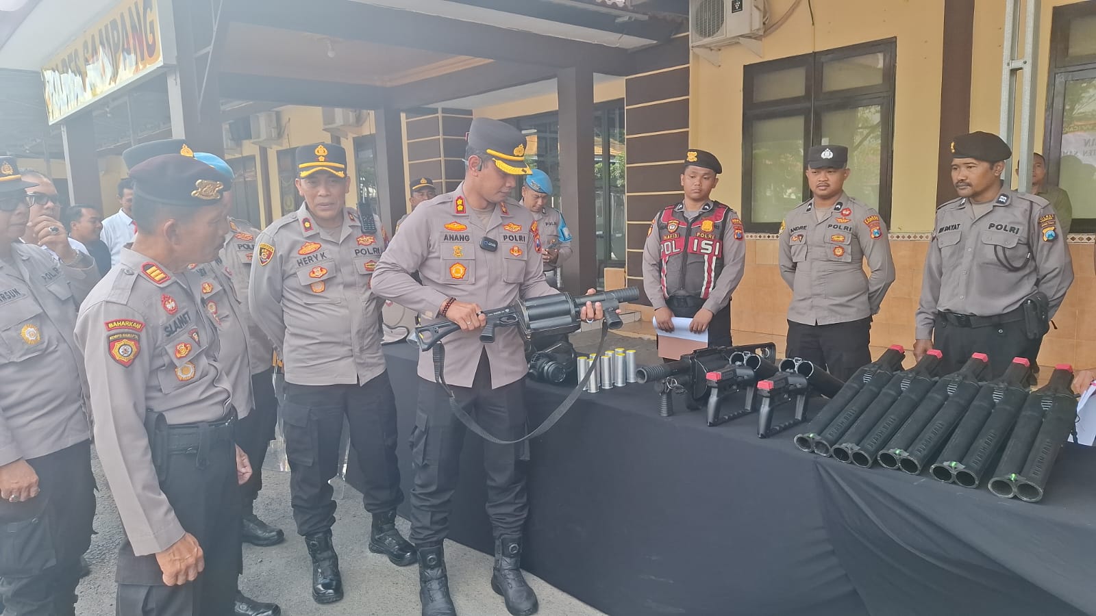 Kapolres Sampang AKBP Anang Hardiyanto memeriksa peralatan usai Apel Kesiapan Harkamtibmas
