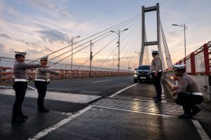 Perbaikan Jembatan Suramadu menyebabkan penyempitan lajur Surabaya menuju Madura