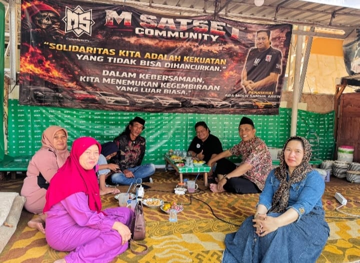 Kepala Desa Suruh dan H. Nur Huda saat silaturahmi dengan Penasehat KWI dan MADAS Sedarah