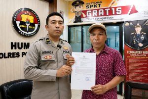 Pelapor berinisial H saat mendatangi Polres Bangkalan terkait laporan dugaan pencemaran nama baik