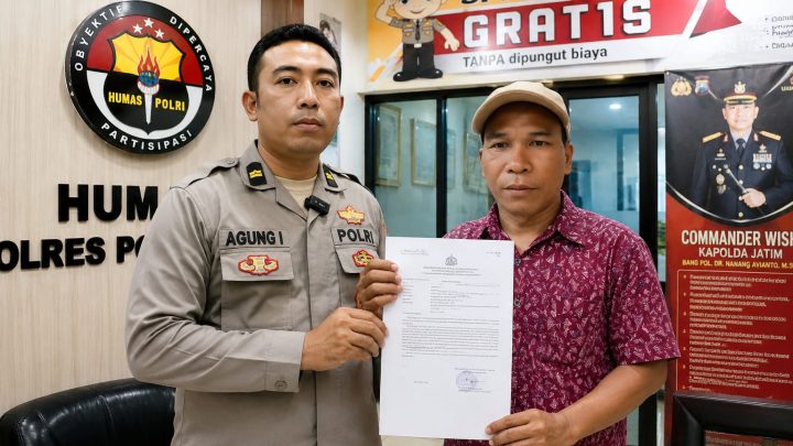 Pelapor berinisial H saat mendatangi Polres Bangkalan terkait laporan dugaan pencemaran nama baik