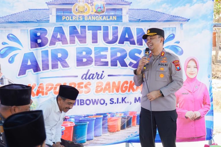 Kapolres Bangkalan menyampaikan arahan dalam pendistribusian air bersih