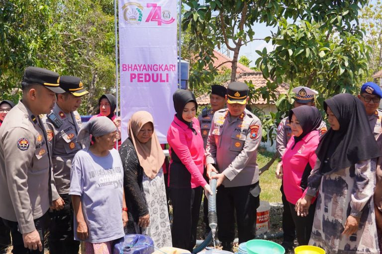 Kapolres Bangkalan bersama jajaran menyalurkan bantuan air bersih