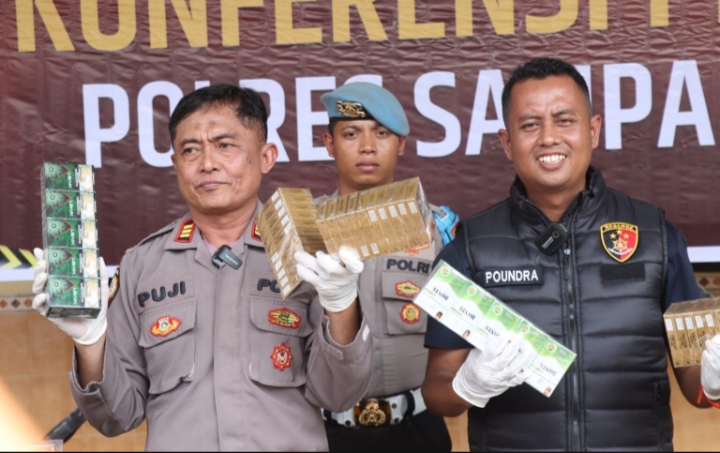 Rilis pengungkapan rokok ilegal oleh Polres Sampang dengan barang bukti di Mapolres Sampang